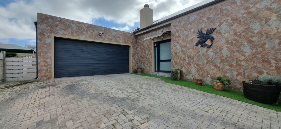 2 Bedroom Property for Sale in Hoogland Western Cape